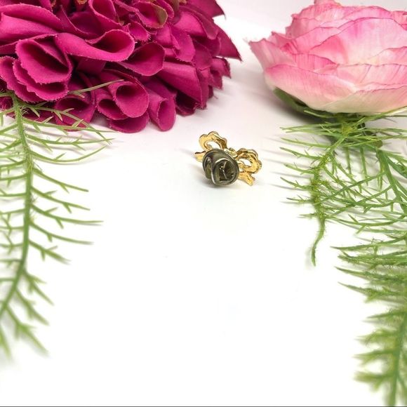 VINTAGE⚜️Golden Ribbon Bow Tied Tack Pin Brooch - Picture 5 of 7
